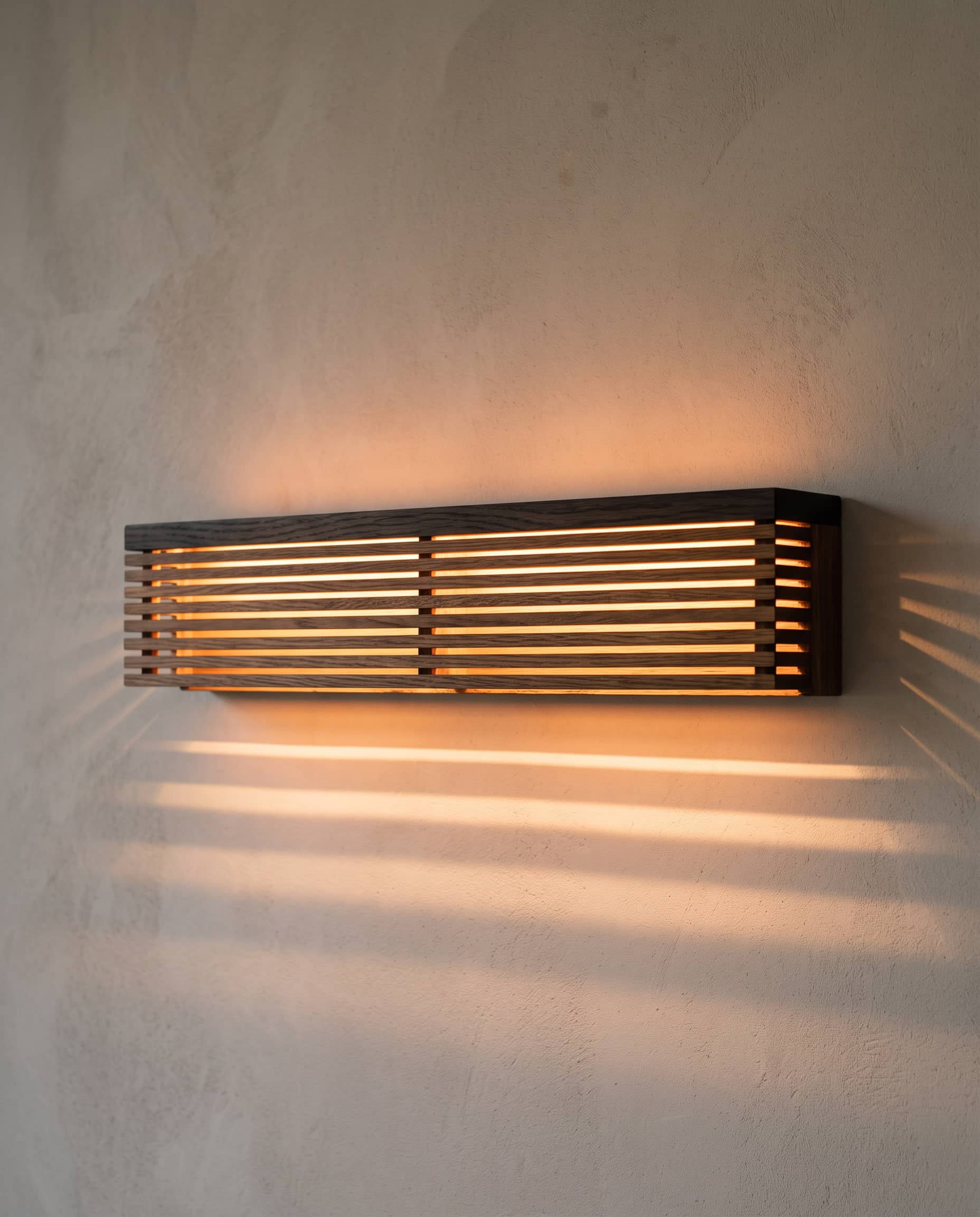 Wandlampe Lamelle aus Räuchereiche